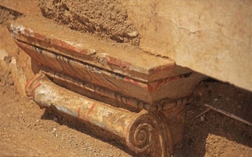 διακόσμηση-με-μπλε-και-κόκκινο-χρώμα-στο-μνημείο-της-αμφίπολης