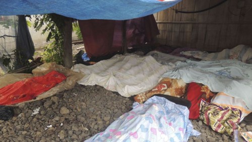 Ενώ όλοι είχαμε εστιάσει την προσοχή μας στη Γάζα, στις Φιλιππίνες τα θύματα επίθεσης ενόπλων τοποθετήθηκαν σε ένα αυτοσχέδιο νεκροτομείο -- AP Photo