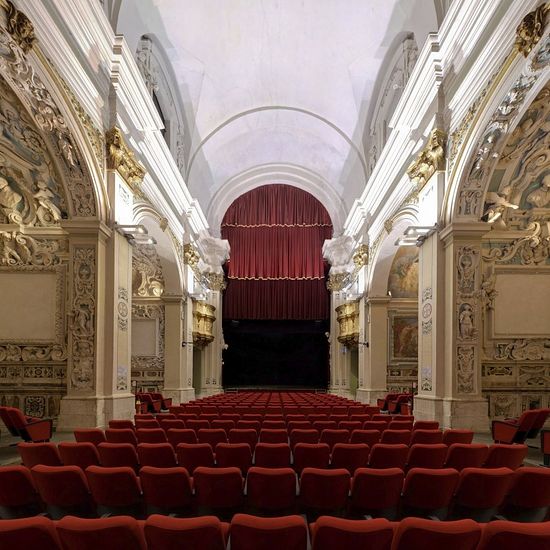 Κόκκινο βελούδο καρέκλες κάτω από τις εικόνες των αγγέλων.  Σήμερα, η εκκλησία του San Felipe L'Aquila - θέατρο.  Όταν δεν είναι αρκετά χρήματα για την αποκατάσταση των εκκλησιών στην Ιταλία πωλούνται σε ιδιώτες
