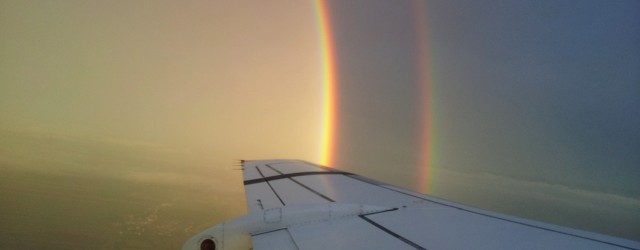 Υπέροχο! Επιβάτης αεροπλάνου φωτογράφισε ουράνιο τόξο την ώρα που πετούσε μέσα από αυτό!