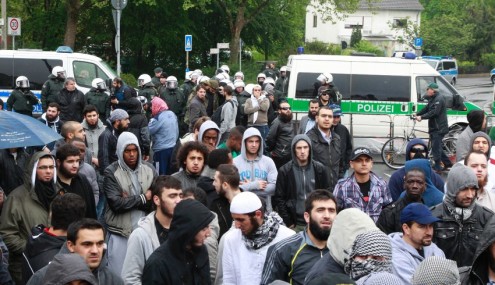 Muslime protestieren gegen Rechts