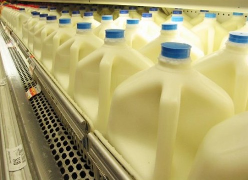 Επιστήμονας του Harvard: «Σταματήστε αμέσως να πίνετε γάλα με χαμηλά λιπαρά»  