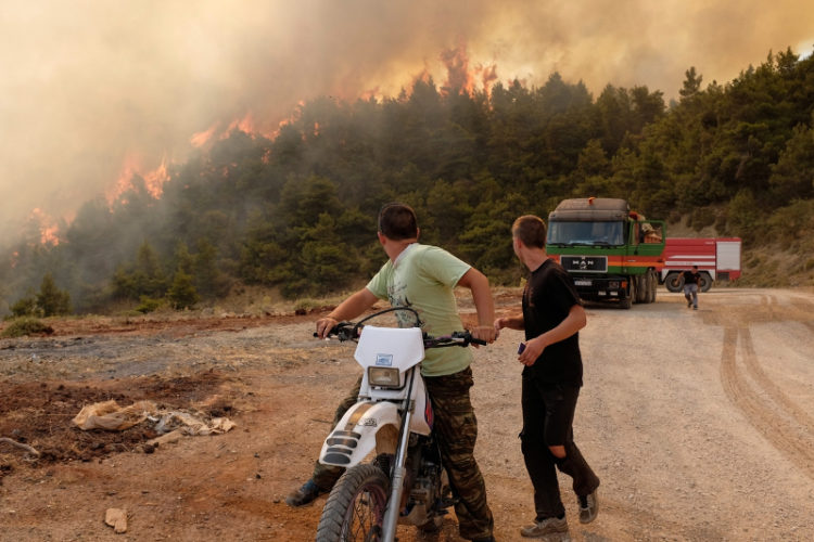 Ανεξέλεγκτη η φωτιά στα Δερβενοχώρια -Σε απόσταση αναπνοής από τα σπίτια - Εικόνα