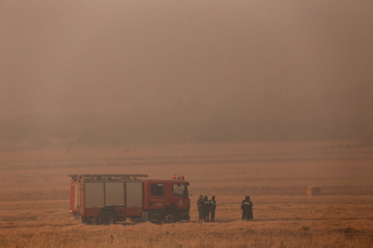 Ανεξέλεγκτη η φωτιά στα Δερβενοχώρια -Σε απόσταση αναπνοής από τα σπίτια - Εικόνα3