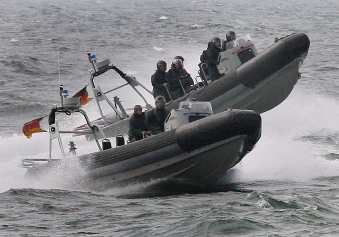 epa01028043 A GSG 9 unit (Border Guards Group 9) of the Federal German Police is pictured during a practice operation offshore between Kuehlungsborn and Heiligendamm, Germany, 03 June 2007. The G8 summit will take place under immense security measures in Heiligendamm on the Baltic Sea coast from 6th to 8th June 2007. Photo: Boris Roessler EPA/BORIS ROESSLER