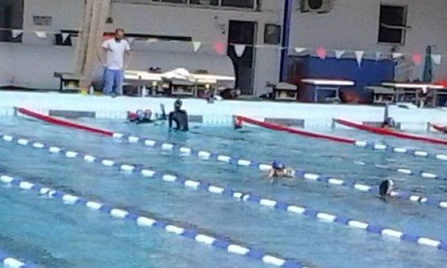 Αθλήτριες από το Κατάρ με μπουρκίνι προπονούνται στο κολυμβητήριο Ηρακλείου