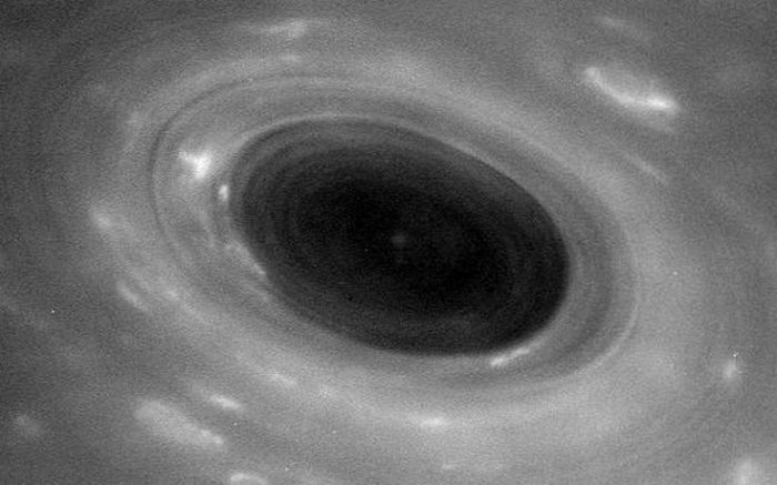 Eντυπωσιακό! Το Cassini έστειλε τις πρώτες φωτογραφίες μέσα από τους δακτυλίους του Κρόνου - Εικόνα0 Eντυπωσιακό! Το Cassini έστειλε τις πρώτες φωτογραφίες μέσα από τους δακτυλίους του Κρόνου - Εικόνα0