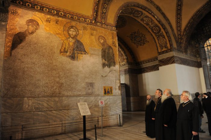 Την ώρα που ο Α.Τσίπρας άκουγε το τελεσίγραφο Ερντογάν, χιλιάδες μουσουλμάνοι περικύκλωσαν τον Ι.Ν Αγίας Σοφίας τελώντας προσευχή – Πλησιάζουν τα σημεία των καιρών με την μετατροπή σε Τζαμί – Δείτε το Βίντεο - Εικόνα2 Την ώρα που ο Α.Τσίπρας άκουγε το τελεσίγραφο Ερντογάν, χιλιάδες μουσουλμάνοι περικύκλωσαν τον Ι.Ν Αγίας Σοφίας τελώντας προσευχή – Πλησιάζουν τα σημεία των καιρών με την μετατροπή σε Τζαμί – Δείτε το Βίντεο - Εικόνα2