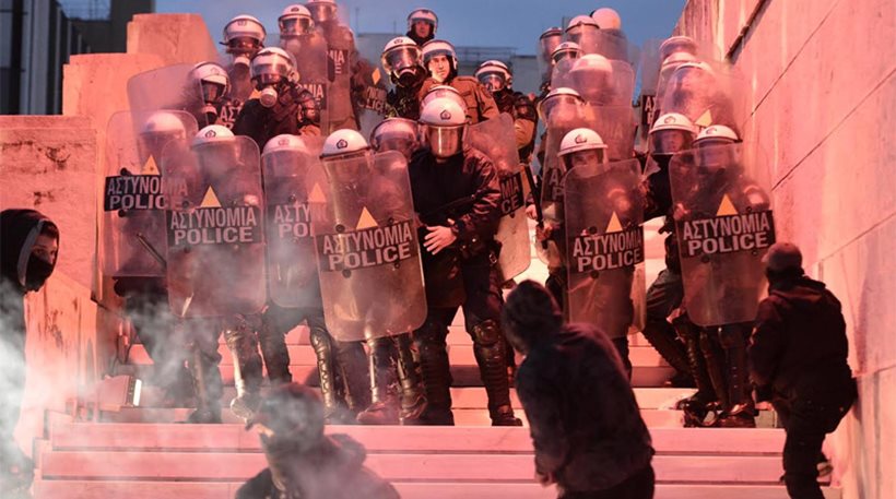 ΕΚΤΑΚΤΟ: Άγρια επεισόδια έξω από τη Βουλή – Φωτιά στη σκοπιά του άγνωστου στρατιώτη – Διαδηλωτές επιχειρούν να μπουν στο Κοινοβούλιο – Δείτε βίντεο