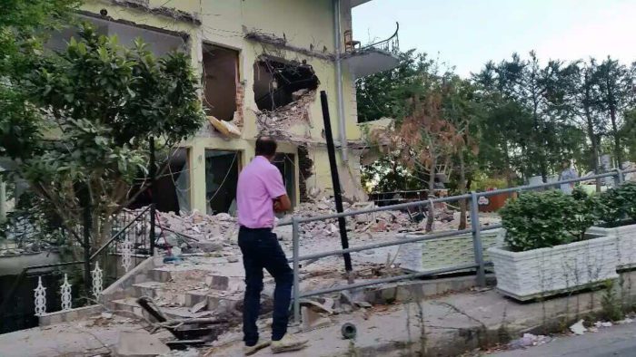 Αποτέλεσμα εικόνας για κατεδαφίζουν σπίτια Ελλήνων στην Β. Ήπειρο