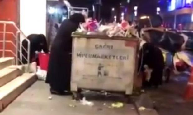 Τουρκάλες τρώνε από κάδους