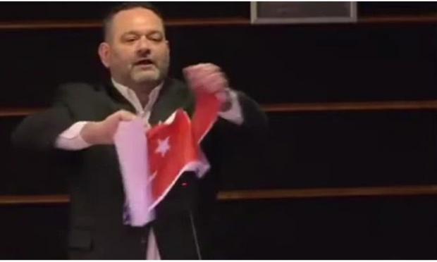 Λαγός σκίζει τουρκική σημαία