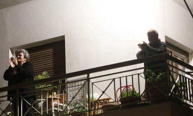 χειροκρότημα σε γιατρούς και νοσηλευτές