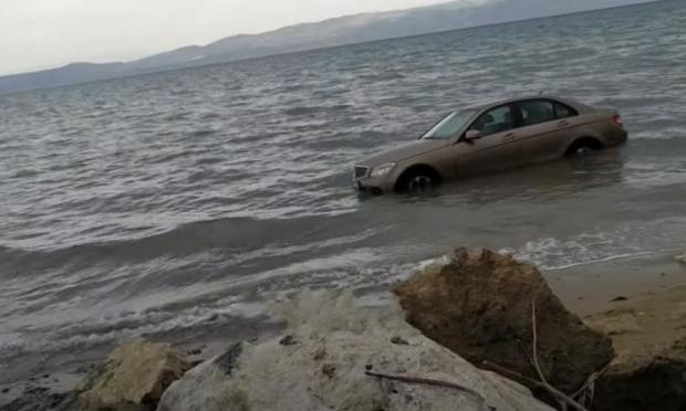 αυτοκίνητο στη θάλασσα