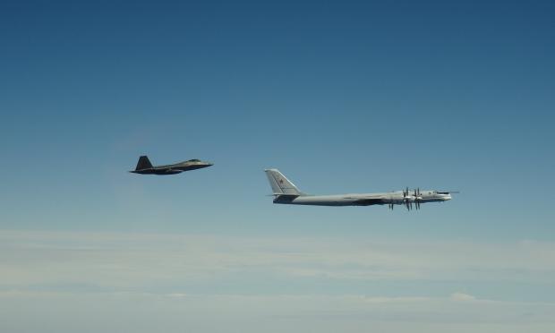 F-22 με ρωσικό βομβαρδιστικό
