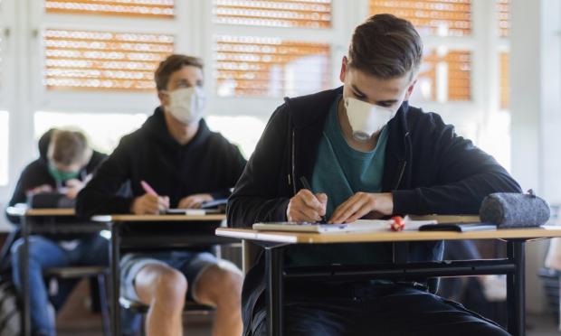 μαθητές με μάσκα