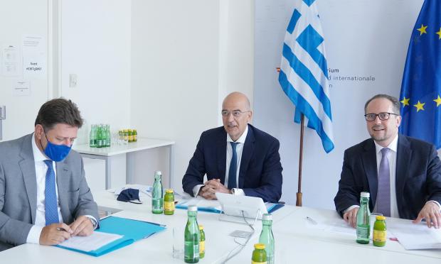 Δένδιας