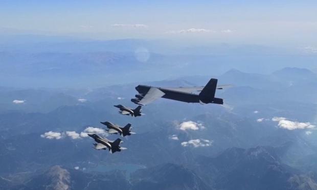 Ελληνικά F-16 συνοδεύουν B-52