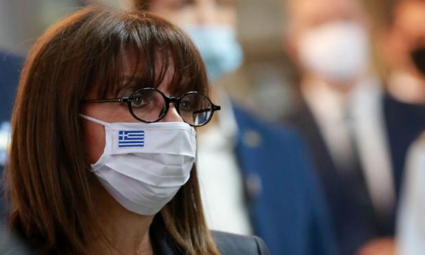 Σακελλαροπούλου με μάσκα
