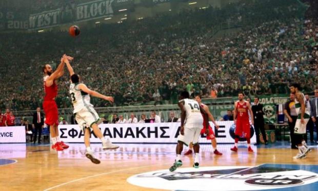 τρίποντο του Βασίλη Σπανούλη στην εκπνοή του ντέρμπι