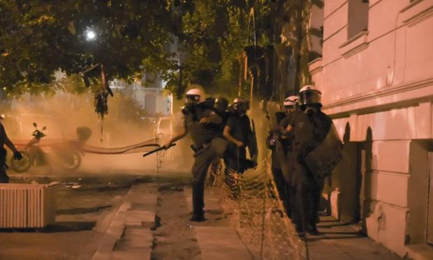 Μολότοφ και δακρυγόνα