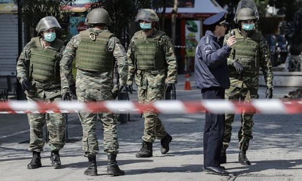 στρατιώτες με μάσκα