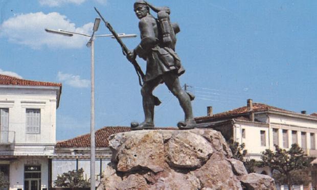 τσολιάς στη Λαμία