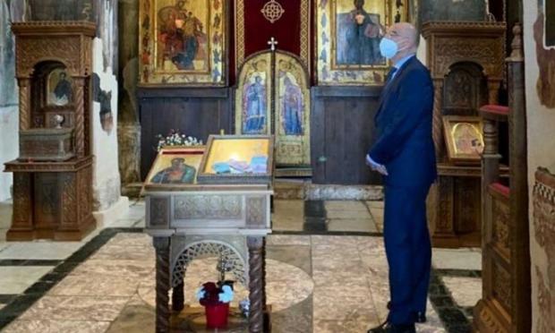 Δένδιας σε μοναστήρι 