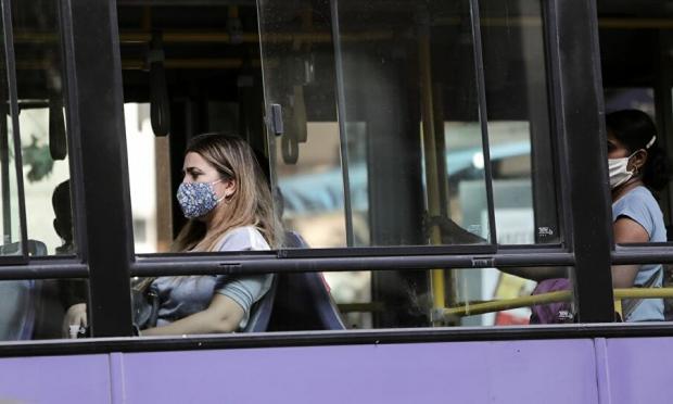 επιβάτες σε λεωφορείο