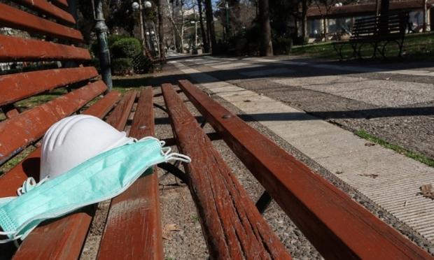 παγκάκι με μάσκες