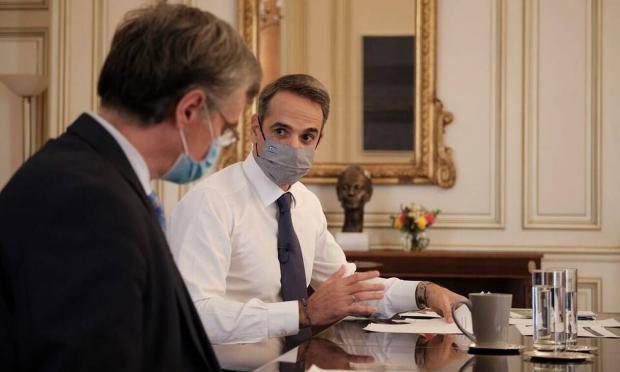 Μητσοτάκης με λοιμωξιολόγους
