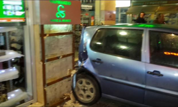αμάξι σε φαρμακείο