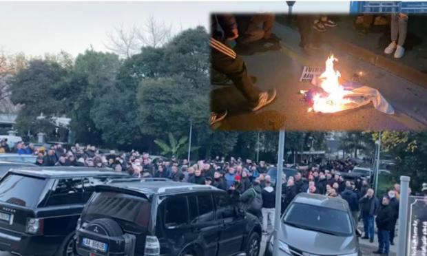 Κάψιμο σημαίας