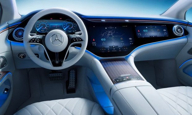 1. Mercedes-Benz EQS (56 Ίντσες)