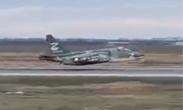 ρωσικό Su-25 προσγειώνεται χωρίς εξοπλισμό