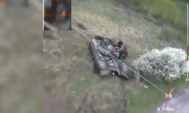 Twitter - Ουκρανοί χτυπούν ρωσικό T-72B3 με Switchblade 300