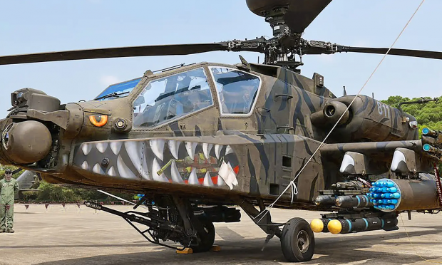 ταϊβανέζικα AH-63E Apache με βαφή καρχαρία τίγρη