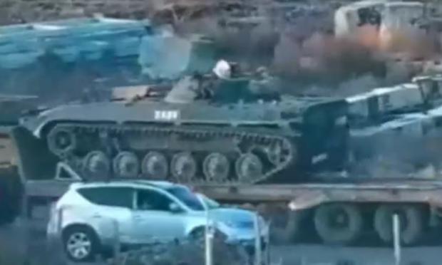 μεταφορά αρμένικων αρμάτων στα σύνορα με το Αζερμπαϊτζάν