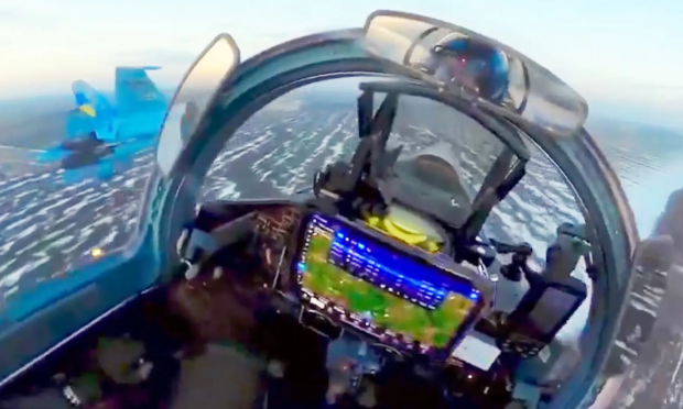 ουκρανικό μαχητικό Su-27 με τάμπλετ στο πιλοτήριό του