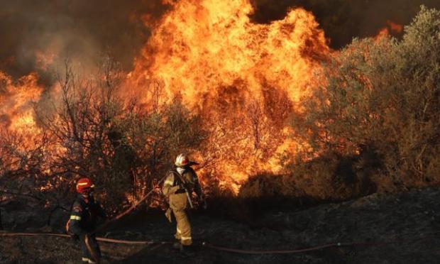 Εκτός ελέγχου η πυρκαγία στη Σητεία