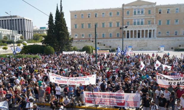 Διαδήλωση στο Σύνταγμα με πανό εργαζομένων