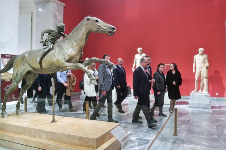 Κυριάκος Μητσοτάκης ανάμεσα στα εκθέματα
