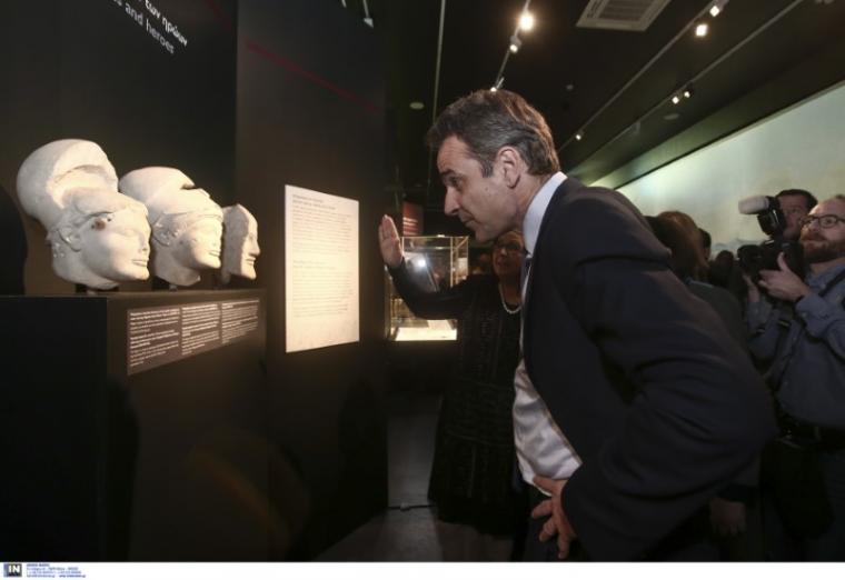 Κυριάκος Μητσοτάκης εκθέματα