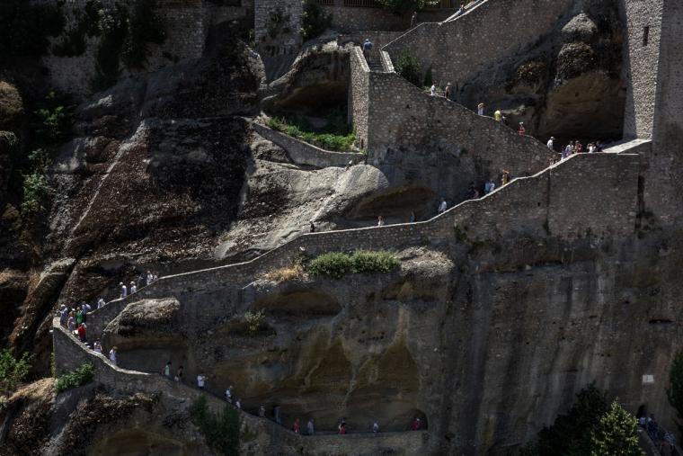 κατεβαίνοντας από Μονή