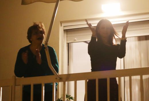 χειροκρότημα σε γιατρούς και νοσηλευτές