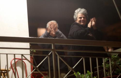 χειροκρότημα σε γιατρούς και νοσηλευτές