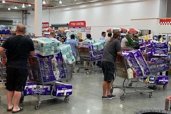 πανικος στα σουπερ μαρκετ