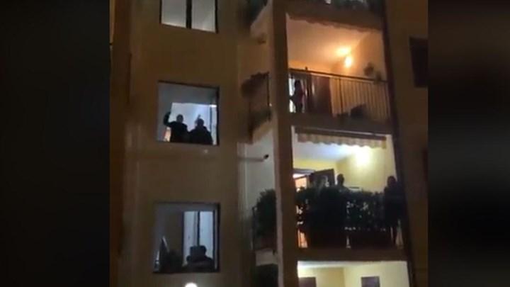 χειροκρότημα σε γιατρούς και νοσηλευτές