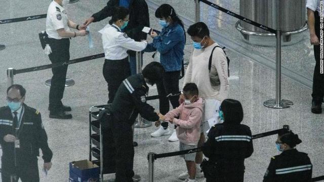Ταξιδιώτες που επιστρέφουν στο Χονγκ Κονγκ δέχονται το βραχιολάκι επιτήρησης 