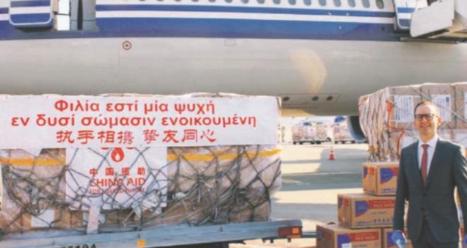 Ο γ.γ. Εξωστρέφειας του ΥΠΕΞ Γρηγόρης ∆ηµητριάδης µπροστά από τους 18 τόνους υγειονοµικού υλικού που είχαν αποσταλεί ως δωρεά από την Κίνα. Τη ∆ευτέρα του Πάσχα αναµένονται δύο ακόµη πτήσεις από κινεζικά αεροδρόµια. 
